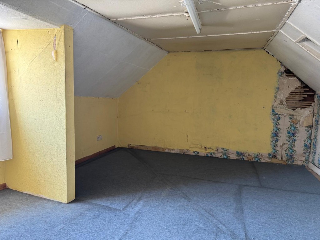 Lot: 66 - FREEHOLD THREE STOREY TOWN CENTRE BUILDING WITH POTENTIAL - Room at the top floor